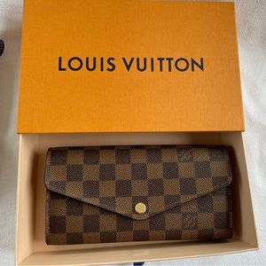 Authentic Louis Vuitton Monogram Canvas Sarah Wallet. Date Code: SD1118